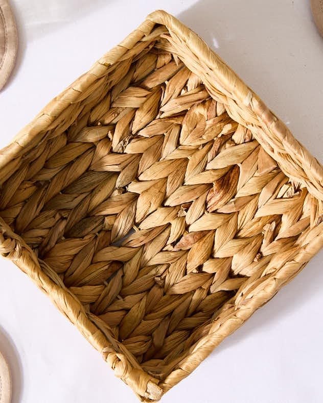 El Yapımı Örme Doğal Su Sümbülü Hasır Peçetelik (19 * 19 * 7cm) - Yemek Masası Üstü Kağıt Peçetelik Doğal Geri Dönüşümlü.