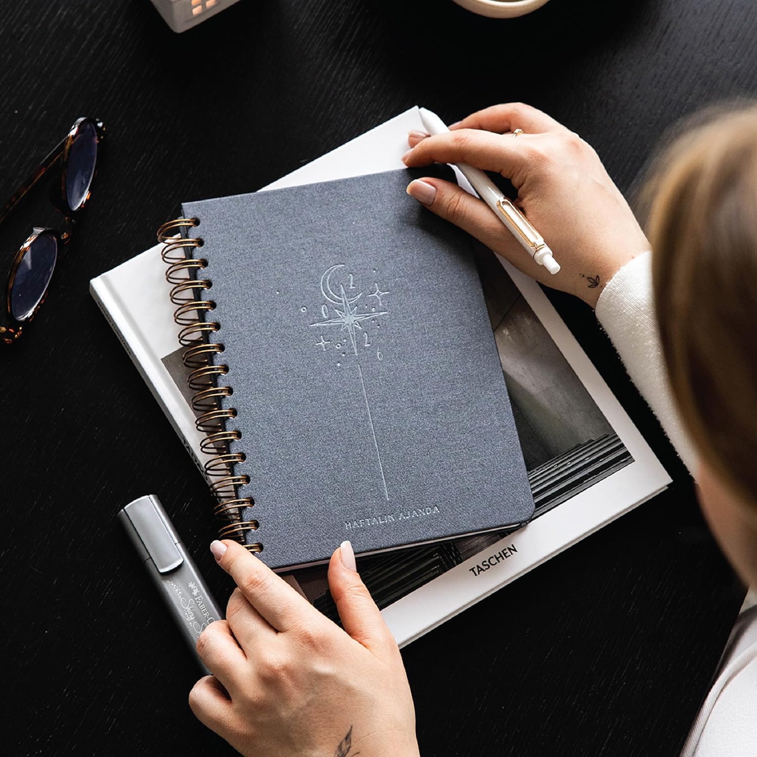 2026 Spiralli A5 Haftalık Ajanda – Kir ve Suya Dayanıklı Sert Kapak - Füme