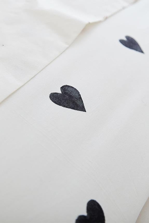 Çift Kişilik Çarşafı Lastikli Kalpli Nevresim Takımı Siyah