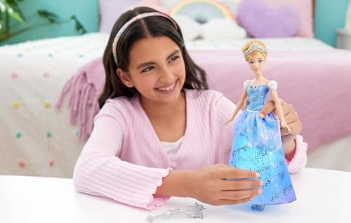 Mattel Prensesi Cinderella Sihirli değnek sallandığında ışıkları yanan ve sesler çıkaran elbisesi ile, filmden ilham alan Balo Elbiseli Cinderella, JBF94