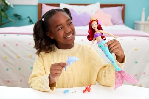 Mattel Prensesi Ariel yüzen deniz kızı bebek ve su püskürten yunus, Sebastian figürü ve 4 aksesuar, Okyanustaki Dostlarım su oyuncağı, JFC39