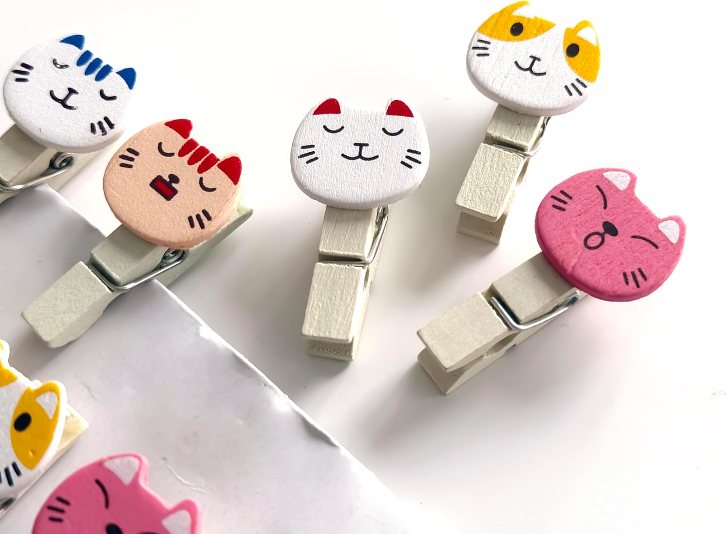 Sevimli Kedi Tasarımlı Ahşap Notluk Mandal, Çok Renkli, 30 Adet, Dekoratif Fotoğraf Kıskacı, Dayanıklı Ahşap ve Metal Malzeme 30 Adet