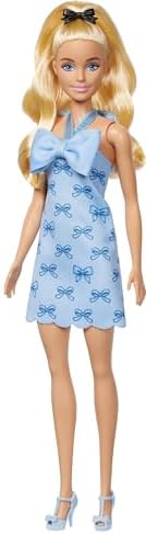 Fashionistas bebek, Fiyonklu ve önden bağlamalı mavi elbisesi, fiyonklu siyah saç tokası ve uyumlu mavi topuklu ayakkabılarıyla sarı saçları at kuyruğu şeklinde toplanmış, HYT93