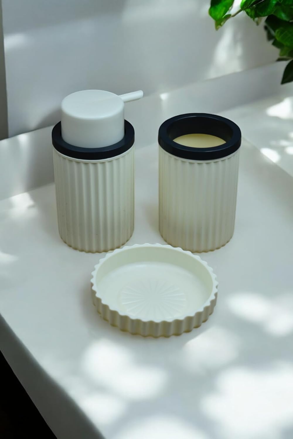 3 Parça Sert Plastik Banyo Seti/Sıvı Sabunluk, Diş Fırçalık ve Katı Sabunluk-Krem