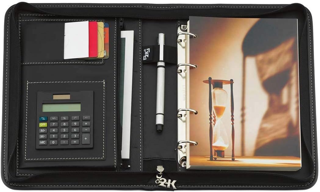 2K 5280 Ajanda TARİHSİZ Kareli Deri Fermuarlı 4 Halka Mekanizmalı Hesap Makineli Organizer, Siyah, 21x27 cm.
